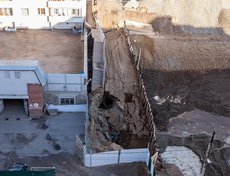 Жители окрестных домов требуют, чтобы застройщик восстановил лестницу и дорогу.