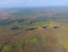 Река Чона. Пять лет в условиях полной автономии в Катангском районе Иркутской области ВЧНГ «с нуля» создавало необходимую инфраструктуру для начала промышленной добычи нефти.