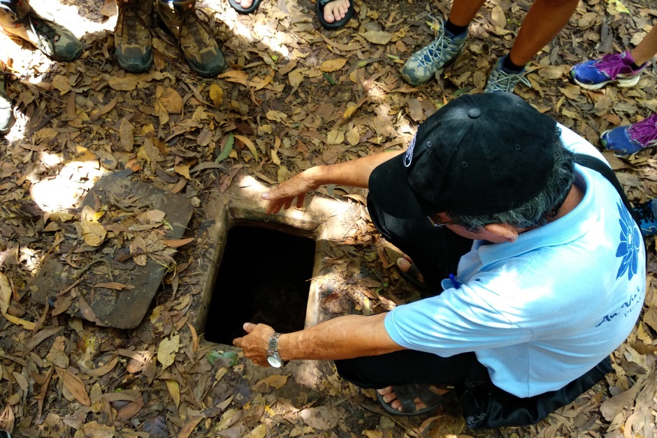 Вход в туннель. Американским солдатам было сложно протиснуться в узкий паз, рассчитанный на миниатюрных вьетнамцев