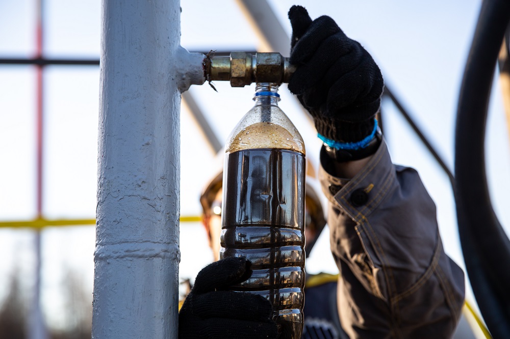 Отбор пробы нефти.