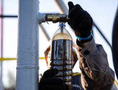 Отбор пробы нефти.