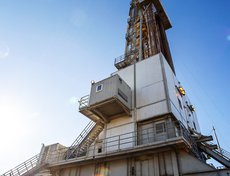 Буровая установка. Всего за период эксплуатации месторождения пробурено более 700 скважин. Фонд эксплуатационных скважин постоянно растёт.