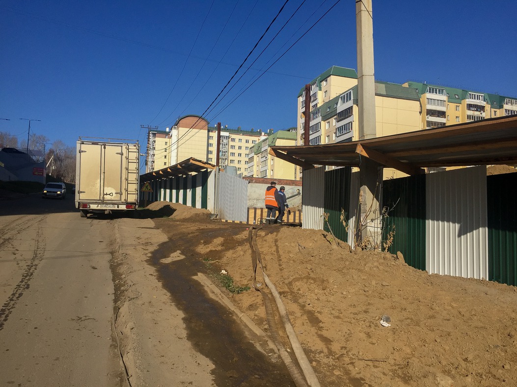 Сотрудники «Водоканала» откачали воду из котлована и устранили прорыв водопровода