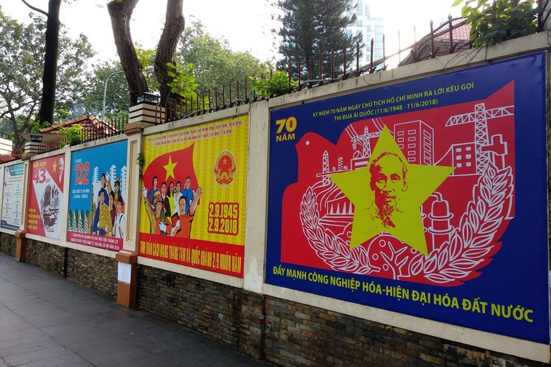 Объединяют Нячанг и Сайгон вот такие плакаты. Вьетнам — социалистическая страна, и об этом помнишь, в какой бы его точке ни был
