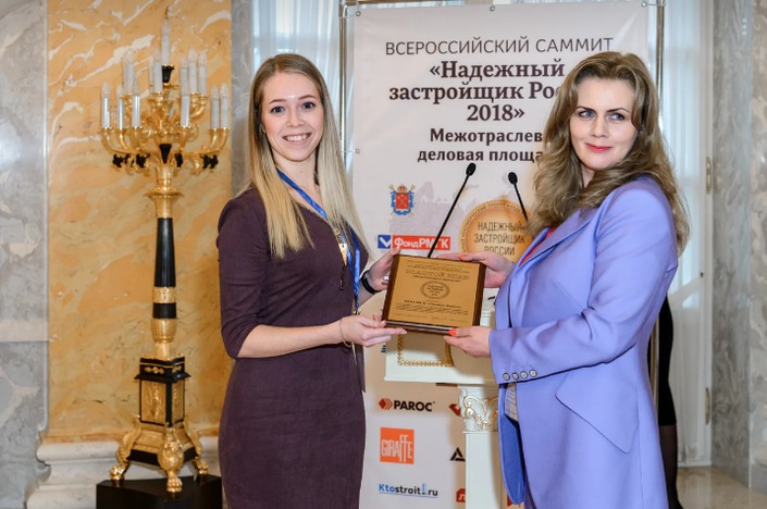 Маркетолог компании ООО ФСК «Родные берега» Анна Барышникова (слева)