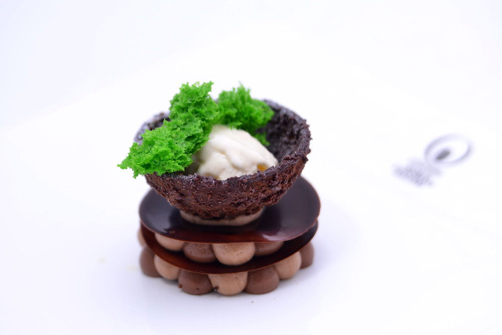 Работы Артема Глушкова на конкурсе в 2017 году. Фото с сайта www.worldchocolatemasters.com