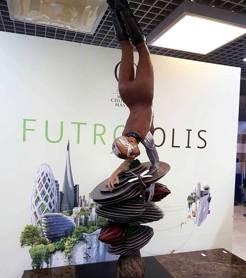 Скульптура девушки-андроида. Фото с сайта www.worldchocolatemasters.com