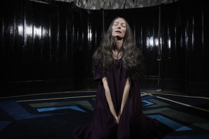 Тильда Суинтон в роли мадам Блан. Кадр из фильма «Суспирия» с сайта www.kinopoisk.ru