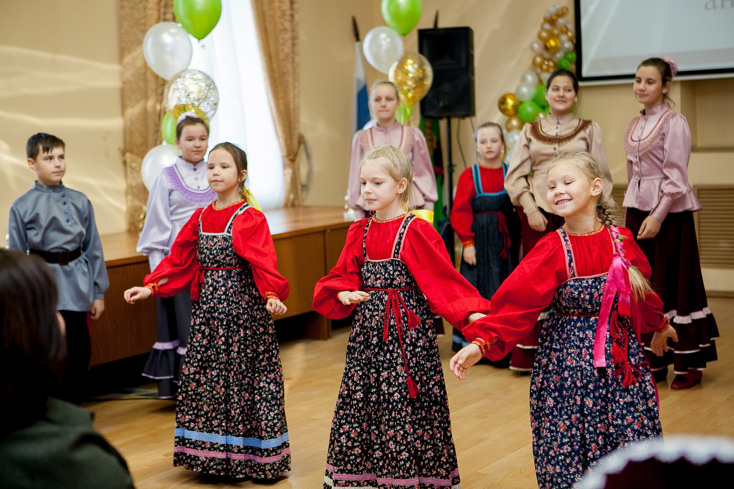 Детский фольклорный коллектив «Кудесы» из Хомутово исполнил песню «Полно нам горе горевати»