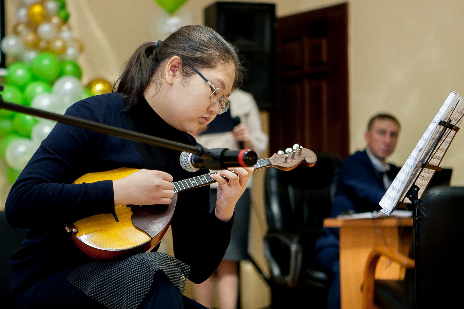 Александра Мухтанова из Пивоваровской школы искусств исполнила на домре ремикс на народные темы