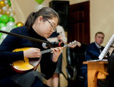 Александра Мухтанова из Пивоваровской школы искусств исполнила на домре ремикс на народные темы