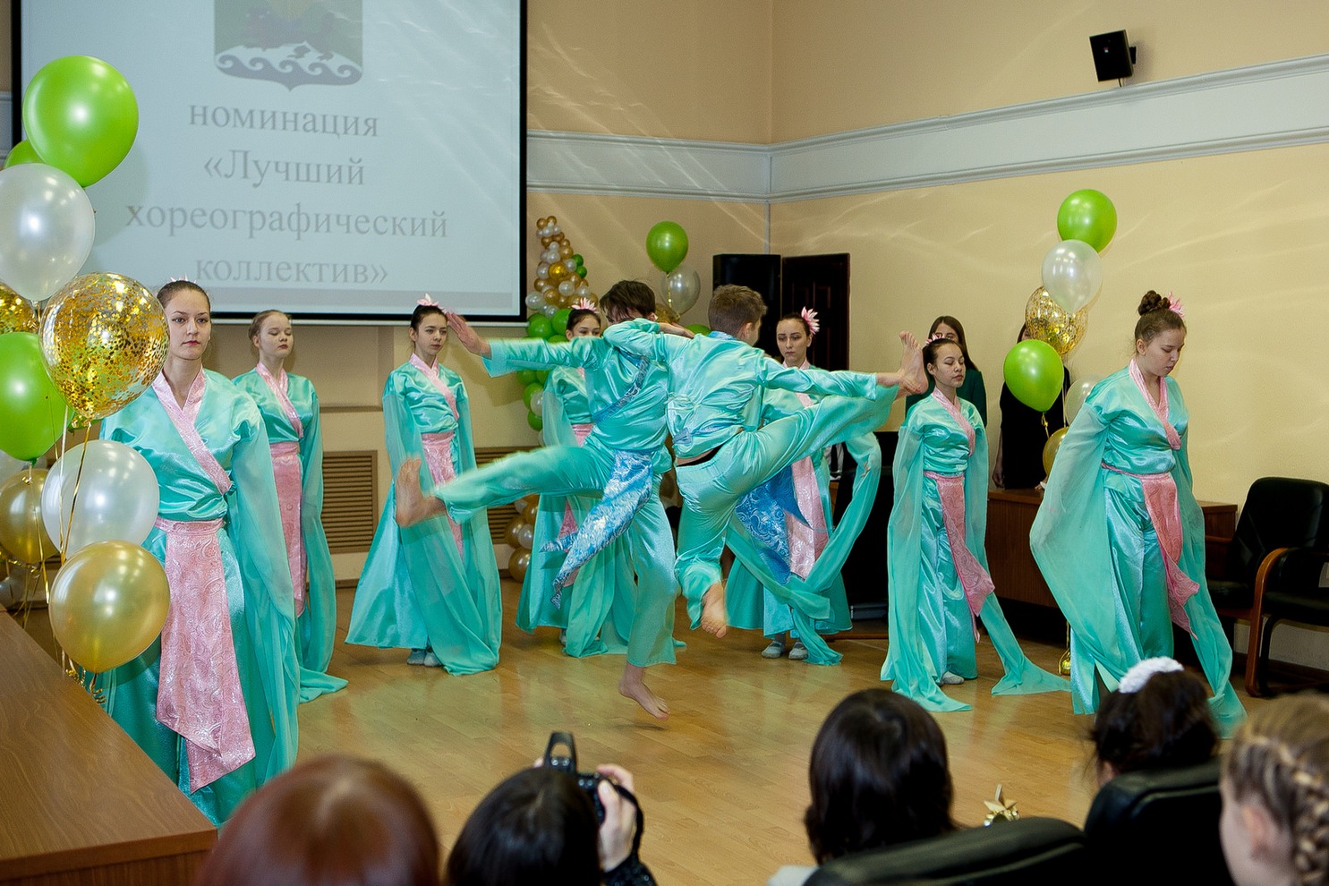 Хореографический ансамбль «Мадагаскар» из Пивоварихи представил номер «Легенды Китая»