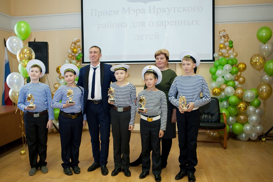 Ансамбль «Сибирские молодцы» с художественным руководителем Александром Ведерниковым