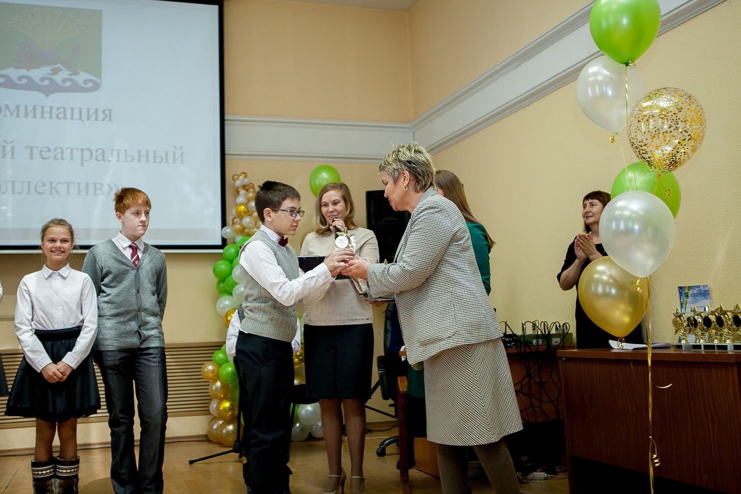 Награды вручила председатель комитета по социальной политике администрации Иркутского района Екатерина Михайлова