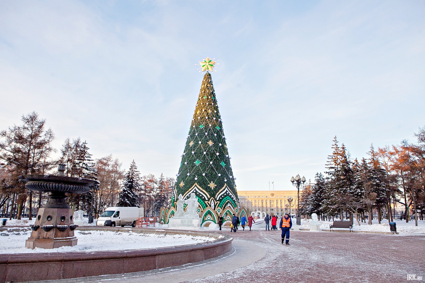Главную елку Иркутска уже установили в сквере Кирова.