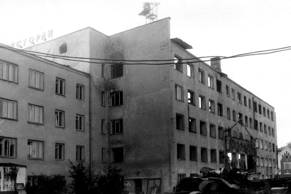 Дворовой фасад центрально части здания, пострадавший при пожаре, левое крыло снесено. Фото pribaikal.ru Дворовой фасад центрально части здания, пострадавший при пожаре, левое крыло снесено. Фото pribaikal.ru