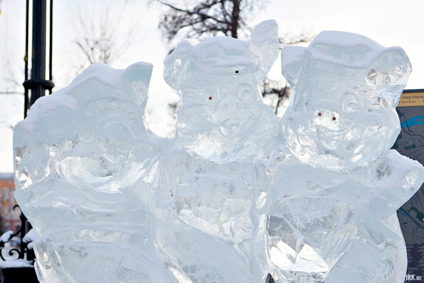 Горожане уже начали вдавливать монеты в ледяные скульптуры в сквере Кирова.