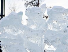 Горожане уже начали вдавливать монеты в ледяные скульптуры в сквере Кирова.