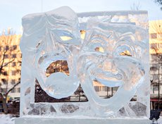 Ледяная скульптура, посвященная предстоящему Году театра.