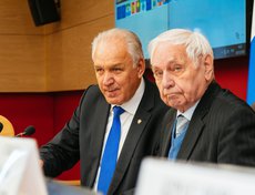 Геннадий Истомин, зампред Заксобрания первого созыва, и Виктор Боровский, председатель Заксобрания региона в 2000—2002 годах