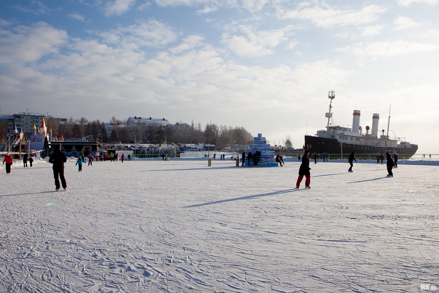 Каток у ледокола «Ангара» работает с 10:00 до 22:00.