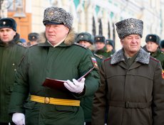 Гвардии полковник Алексей Гришин, заместитель начальника Иркутского территориального гарнизона по воспитательной работе. Слева — генерал-майор запаса Василий Сундарев, ветеран военной службы, военный комиссар Иркутской области с 2002 по 2010 года.