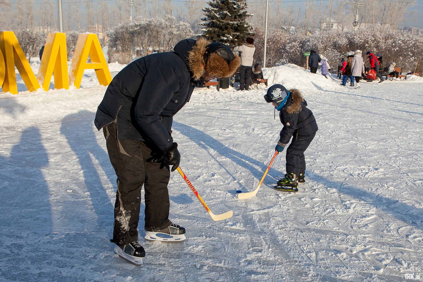В среднем стоимость проката взрослых коньков 200-300 рублей в час, детских — 200-250 рублей. Аренда кабинки для хранения — 100 рублей.