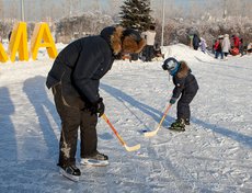 В среднем стоимость проката взрослых коньков 200-300 рублей в час, детских — 200-250 рублей. Аренда кабинки для хранения — 100 рублей.