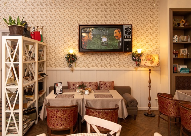 Здесь регулярно проводятся развлекательные программы для гостей, концерты и тренинги.