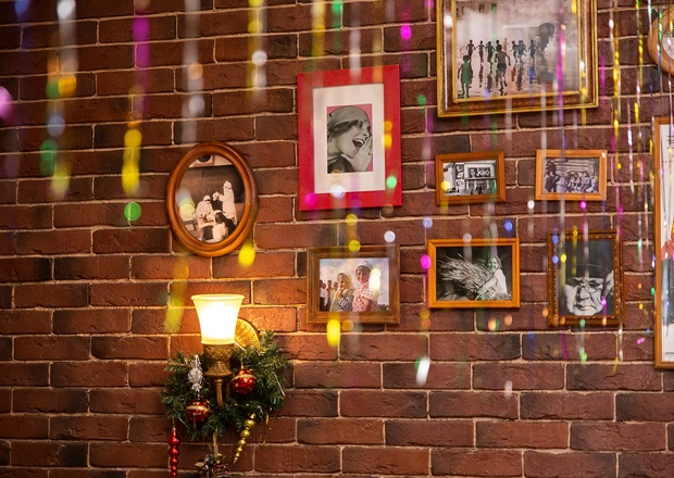 Здесь регулярно проводятся развлекательные программы для гостей, концерты и тренинги.