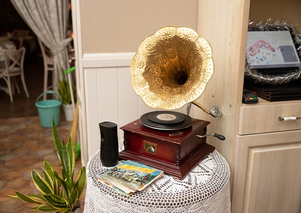 Здесь регулярно проводятся развлекательные программы для гостей, концерты и тренинги.