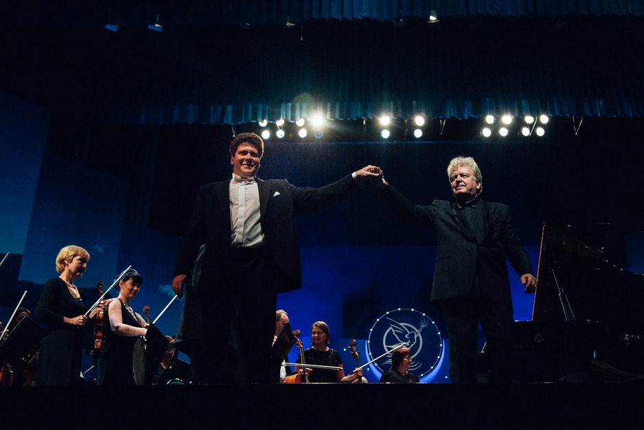 С 1998 по 2000 год работал дирижером в Teatro Filharmonico di Verona (Италия), в 1999-2000 годах – дирижёром Национальной оперы Македонии (город Скопле). До переезда в Иркутск был дирижером музыкального театра в Клайпеде (Литва).