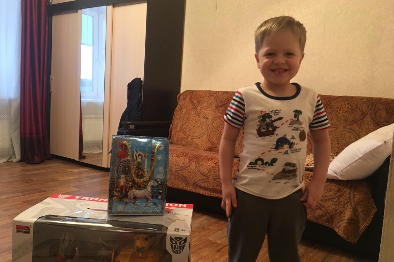 Здоровый Никита получил на Новый год робота-трансформера