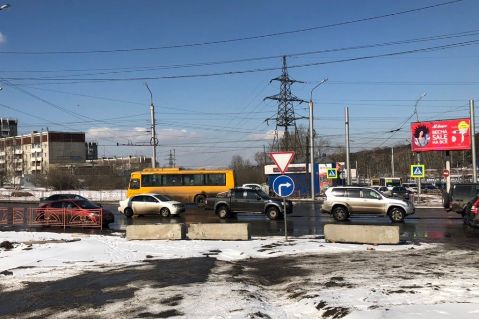 Дорогу перекрыли бетонными блоками