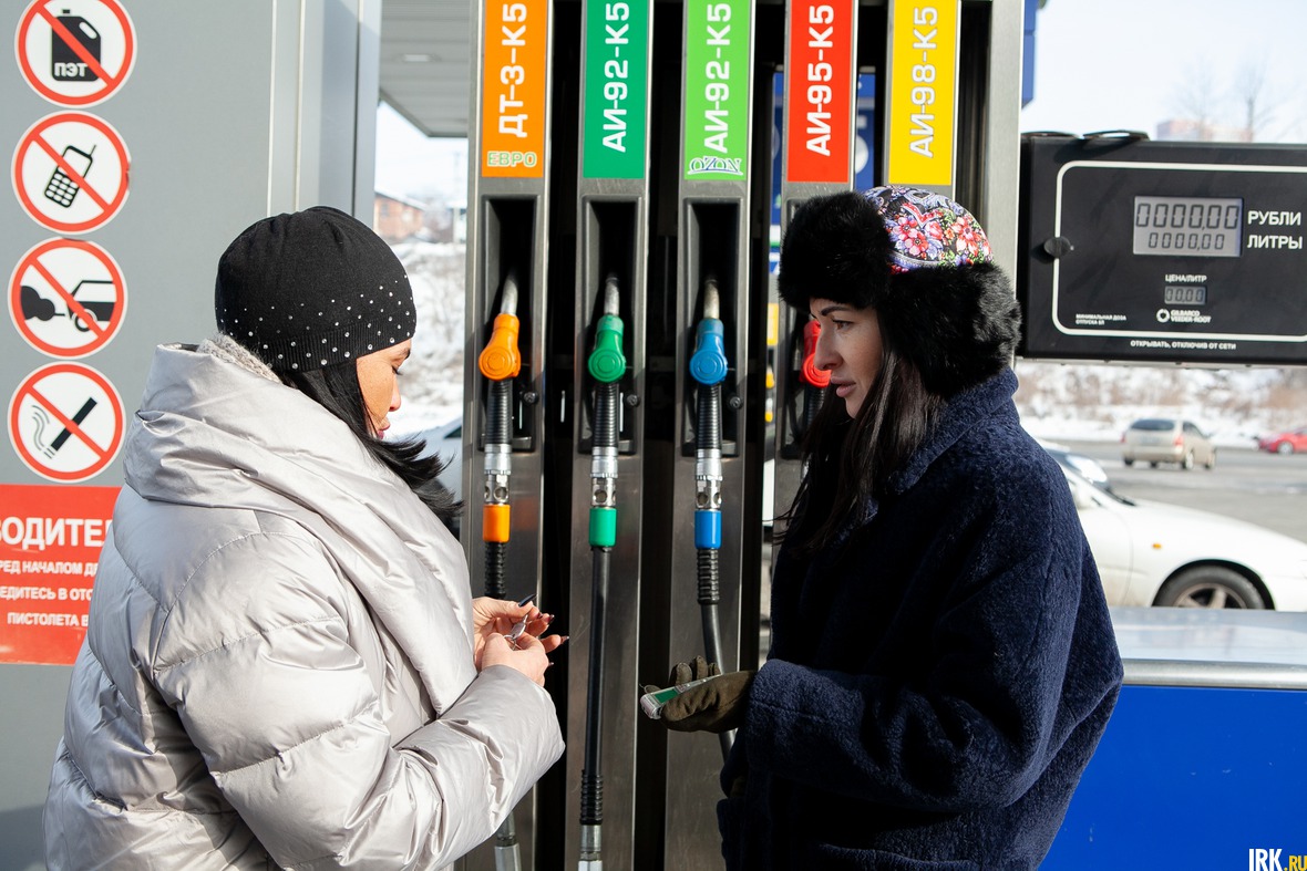 Операторы на кассе и предупреждают водителей «Не забывайте пистолет в баке»