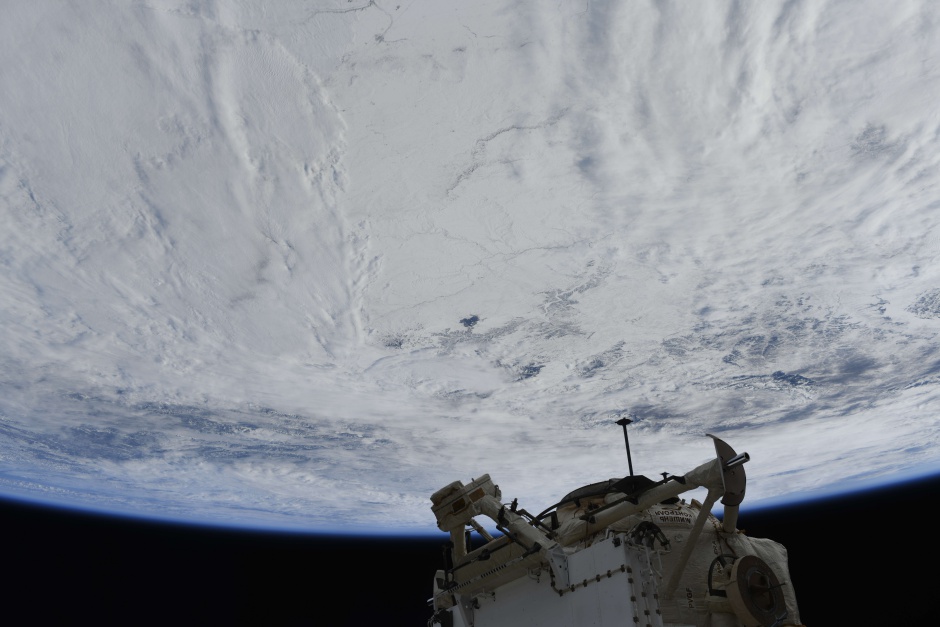 Вид из иллюминатора МКС. Фото www.roscosmos.ru Вид из иллюминатора МКС. Фото www.roscosmos.ru