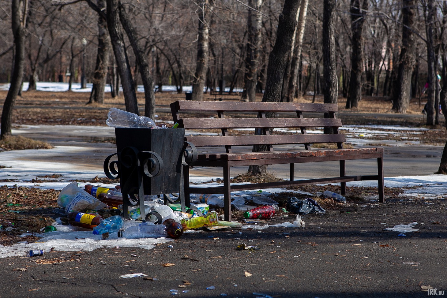 Переполненные урны вызывают желание поскорее сбежать из парка