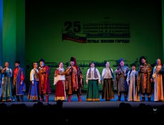 Выступление артистов Иркутского городского театра народной драмы с песней «Живи, Иркутск!»