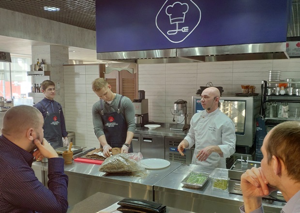 Евгений Петенев рассказывает о тонкостях приготовления баранины