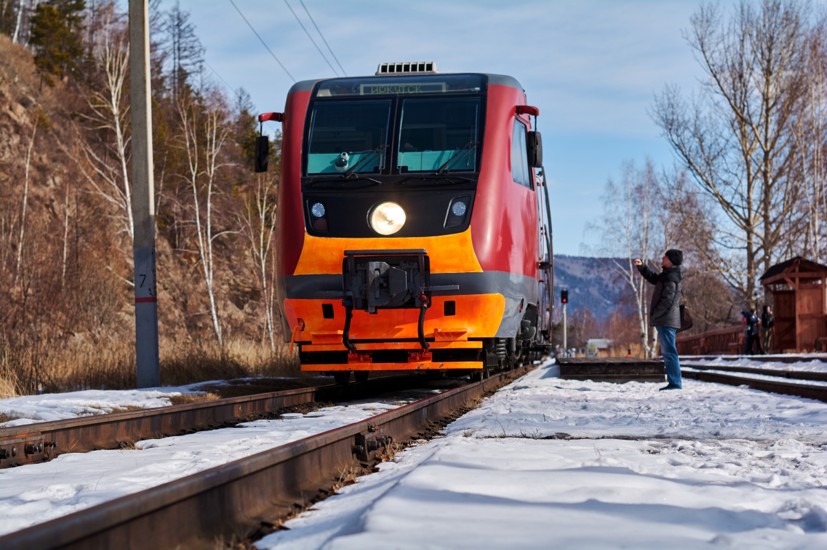 В пути поезд делает остановки на основных станциях.