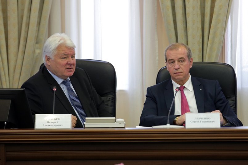 Заместитель председателя правления ПАО «Газпром» Валерий Голубев и губернатор Сергей Левченко