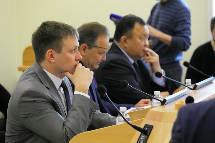 На заседании комитета, Артем Лобков, Александр Гаськов. Фото пресс-службы Законодательного собрания