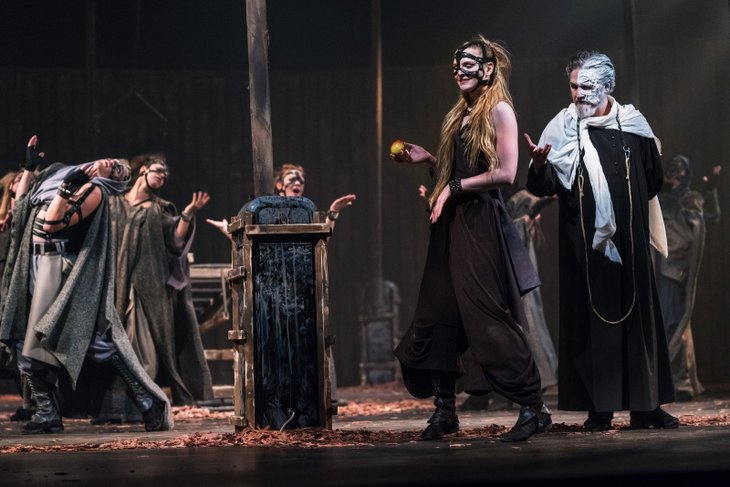 Сцена из спектакля «Холстомер». Фото www.dramteatr.ru Сцена из спектакля «Холстомер». Фото www.dramteatr.ru