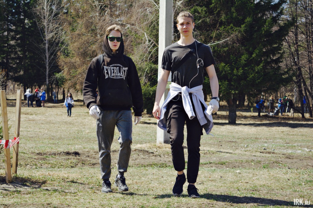 В роще Академгородка убирались в основном студенты.