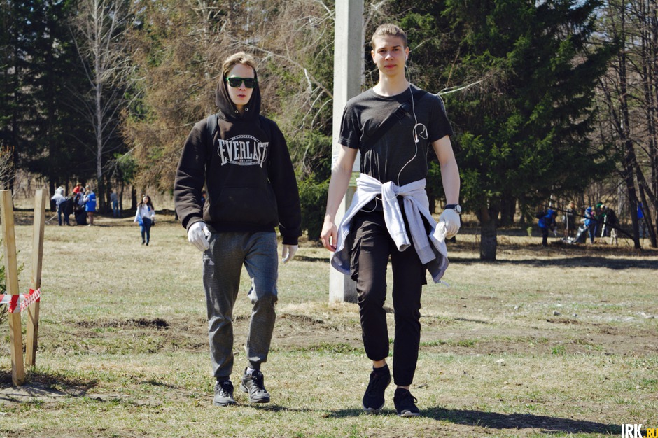 В роще Академгородка убирались в основном студенты.