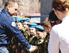 Дмитрий Бердников благодарит за участие в субботнике воспитанников Иркутского кадетского корпуса.