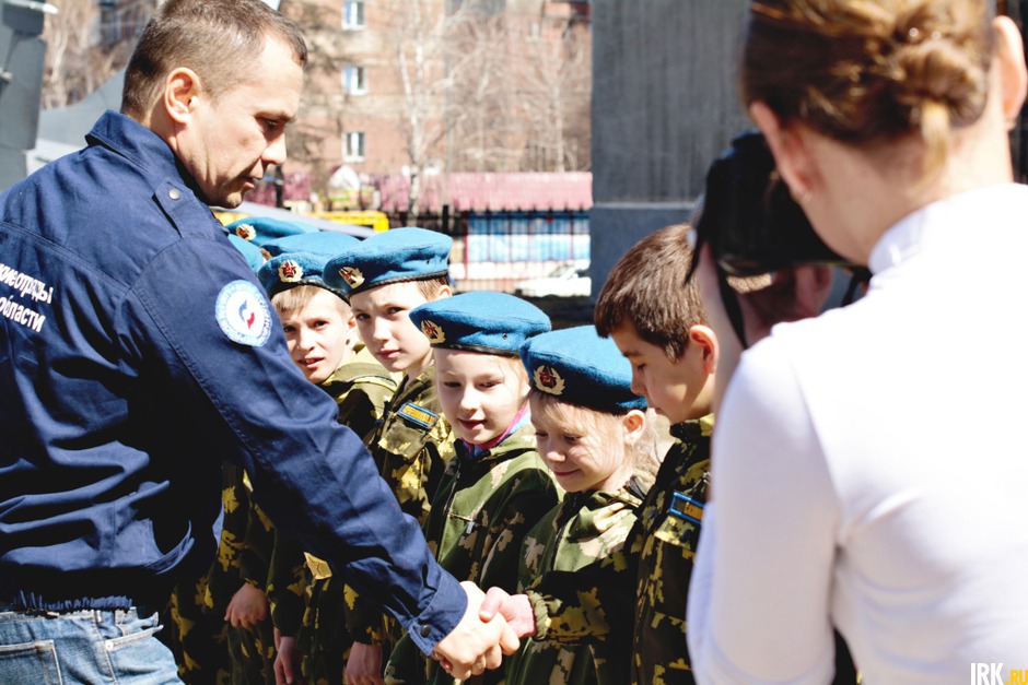 Дмитрий Бердников благодарит за участие в субботнике воспитанников Иркутского кадетского корпуса.