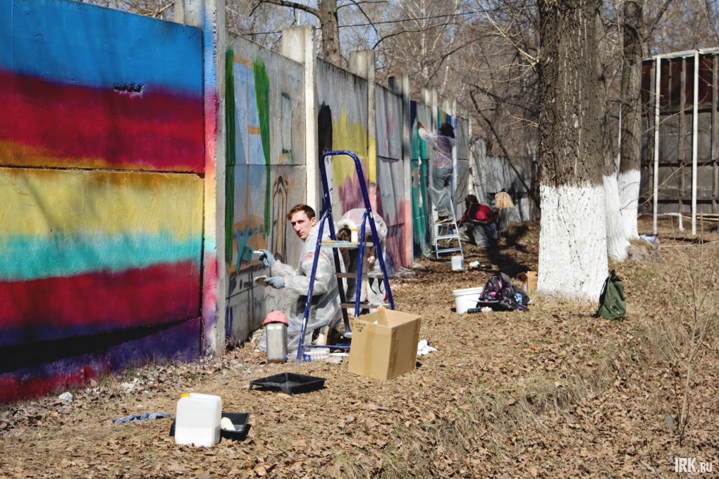 В городке ИВВАИУ художники разрисовали бетонный забор.
