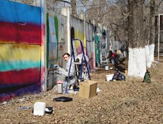 В городке ИВВАИУ художники разрисовали бетонный забор.