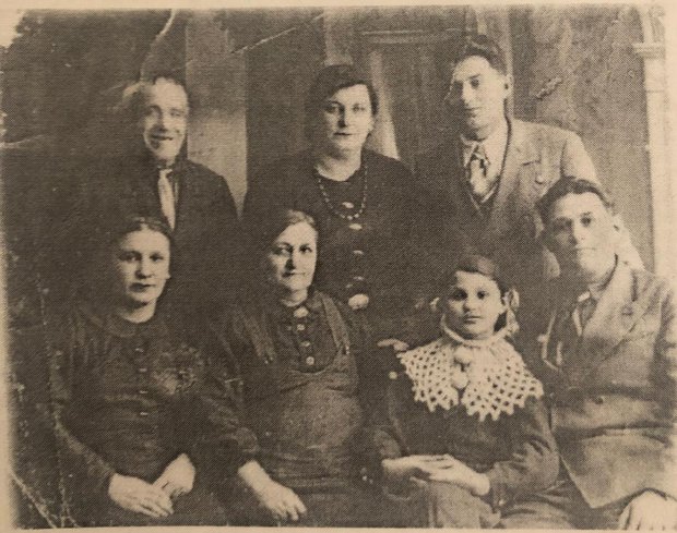 Тринадцатилетняя Роза Сигал с родными. Фото сделано накануне войны Тринадцатилетняя Роза Сигал с родными. Фото сделано накануне войны